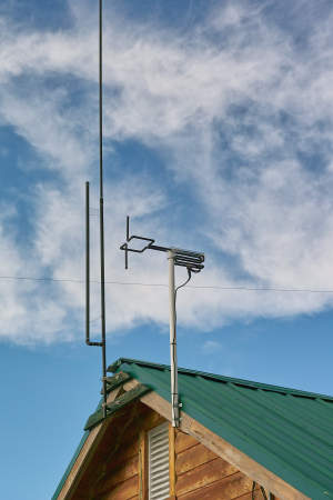 6 and 2 meter beacon antennas